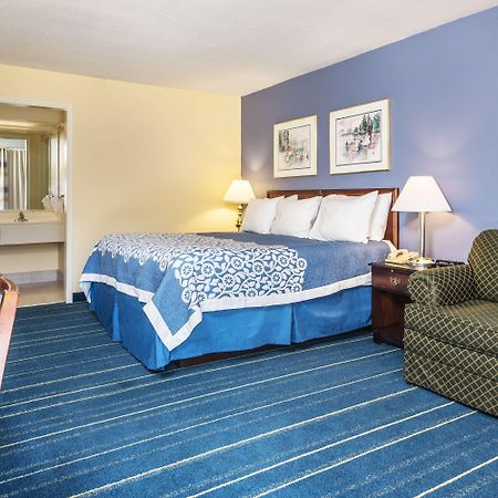 Days Inn By Wyndham South Hill Bagian luar foto