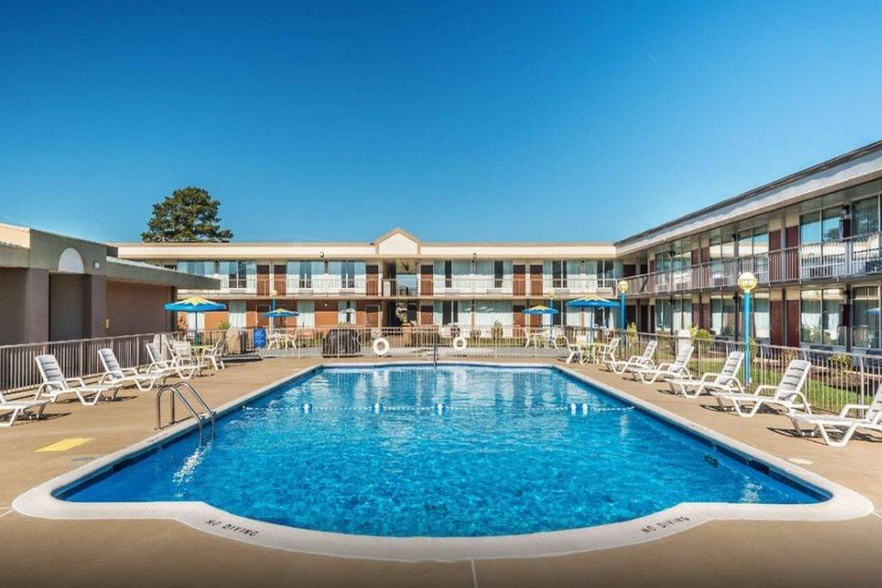 Days Inn By Wyndham South Hill Bagian luar foto