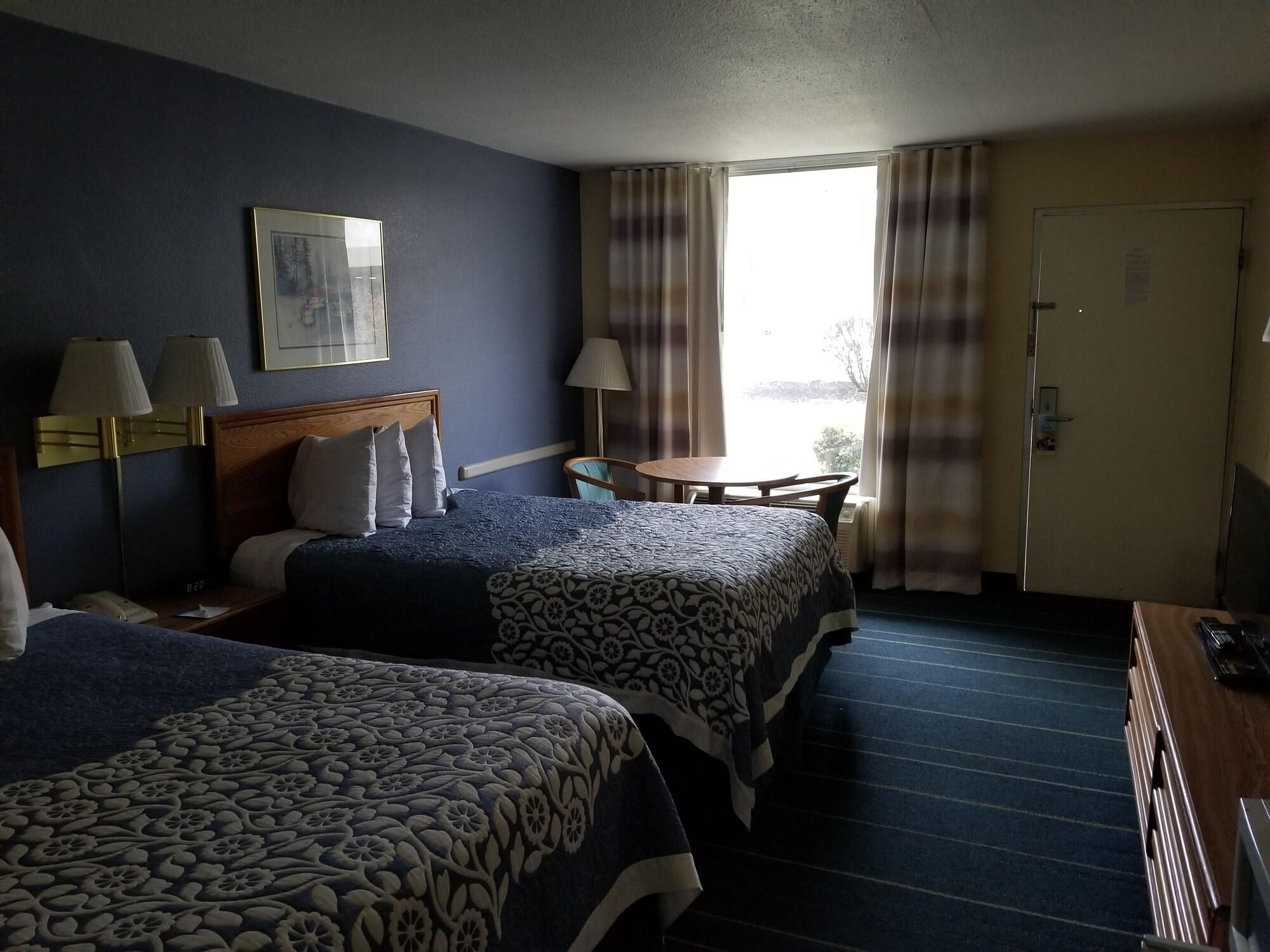 Days Inn By Wyndham South Hill Bagian luar foto