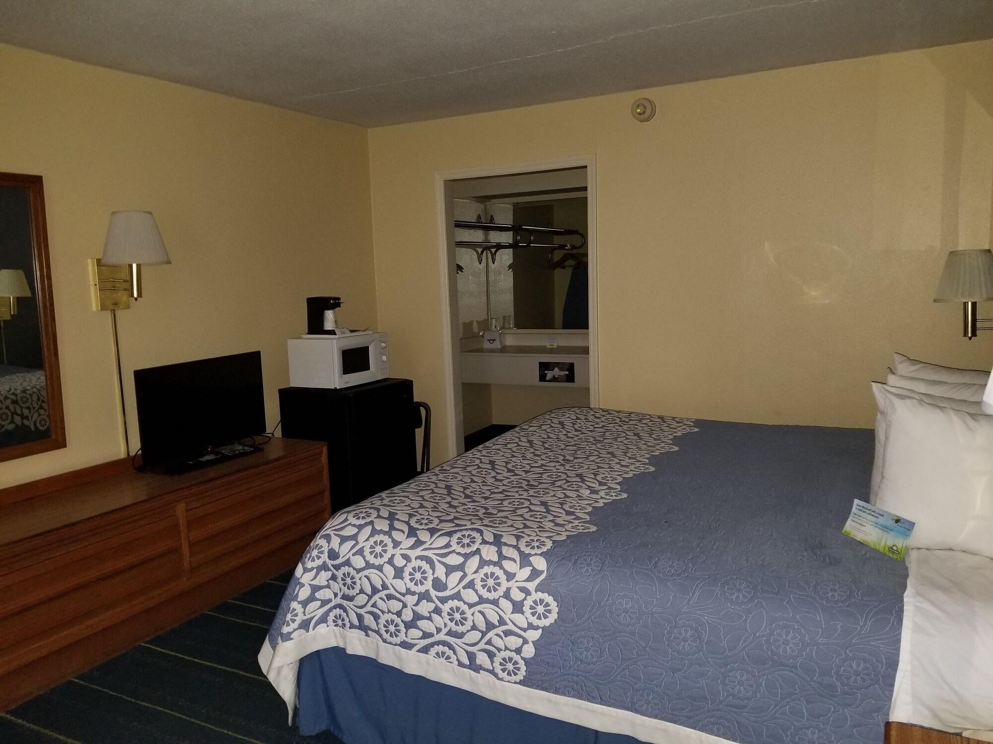 Days Inn By Wyndham South Hill Bagian luar foto