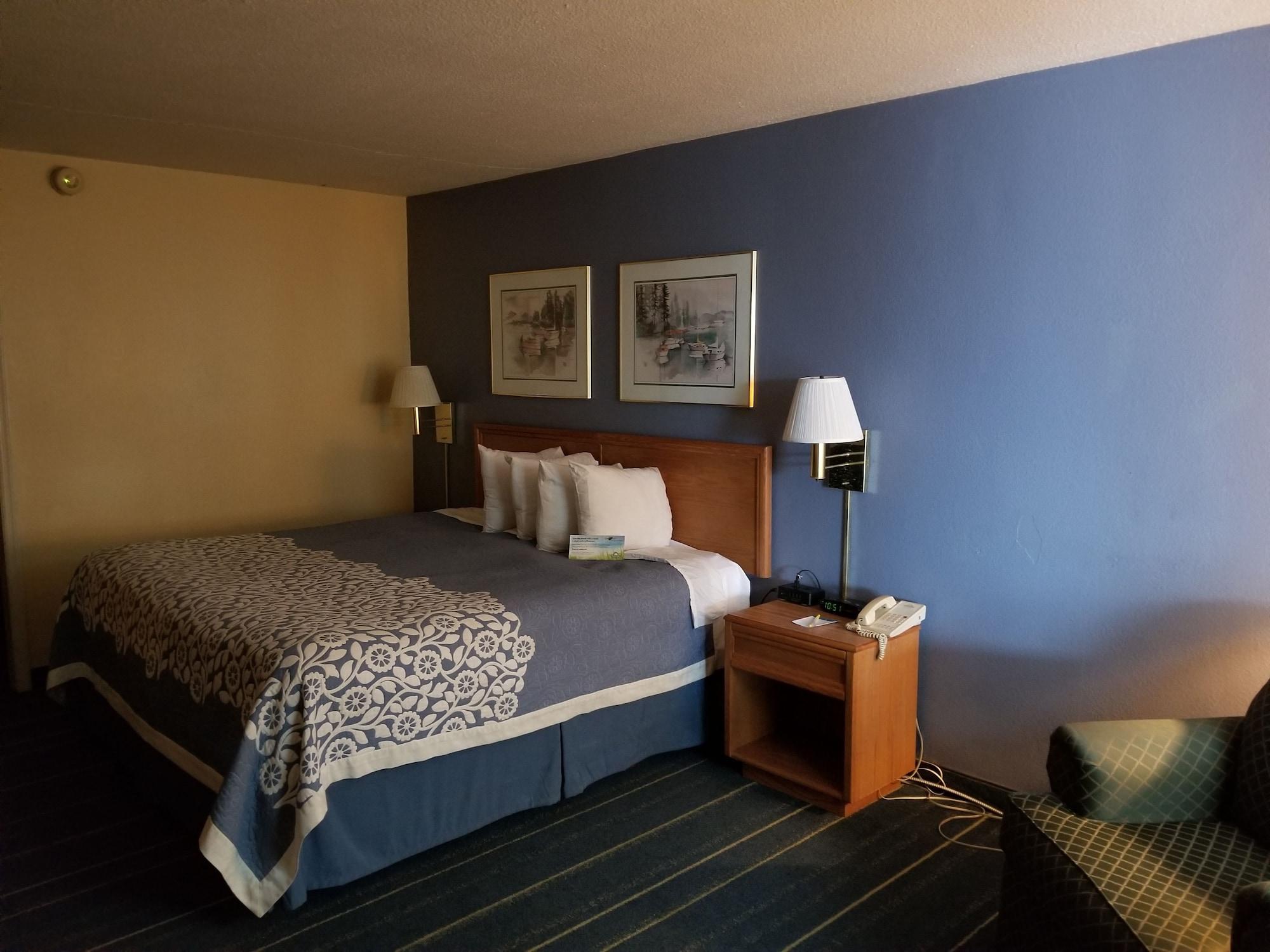 Days Inn By Wyndham South Hill Bagian luar foto