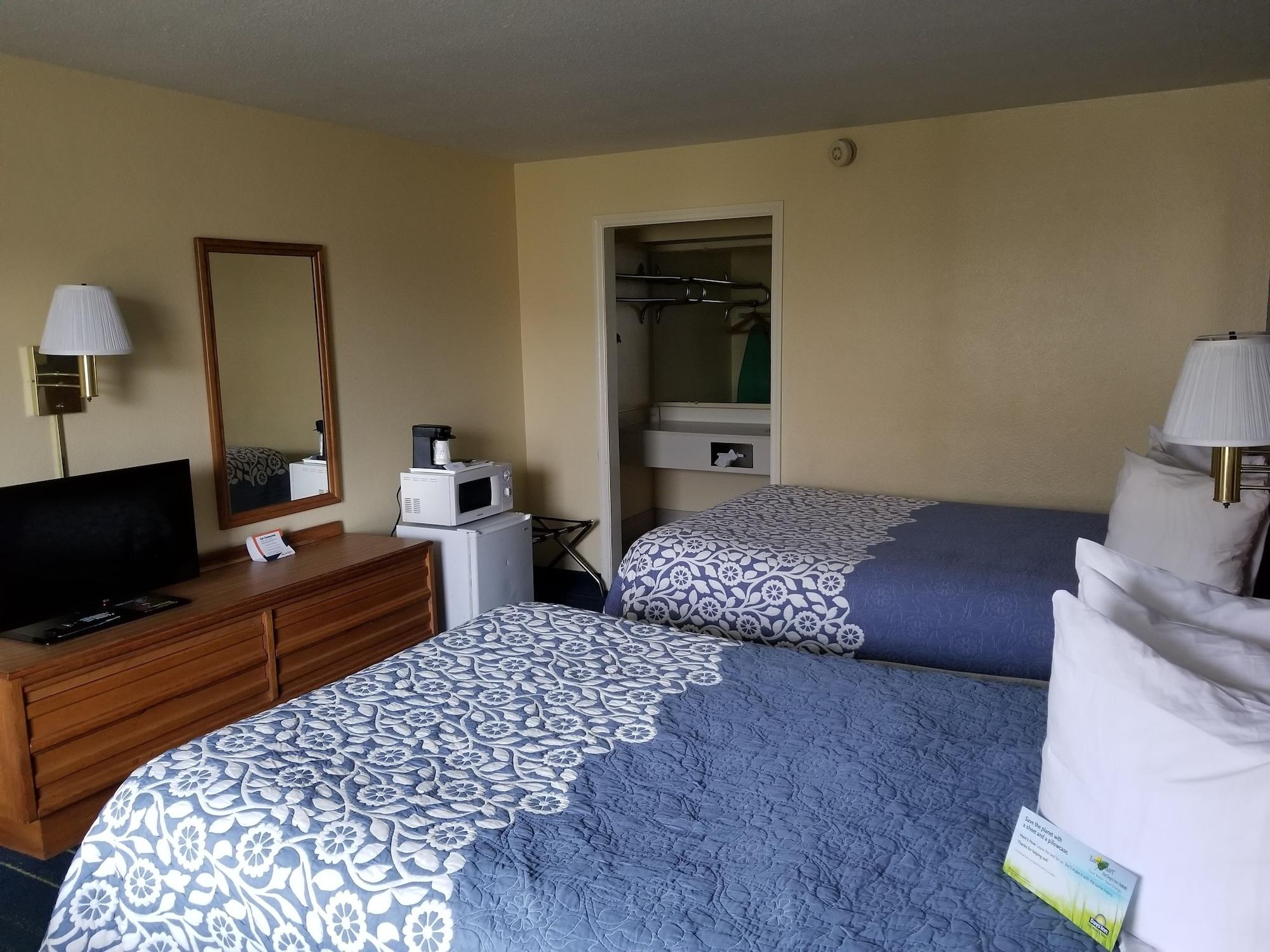 Days Inn By Wyndham South Hill Bagian luar foto