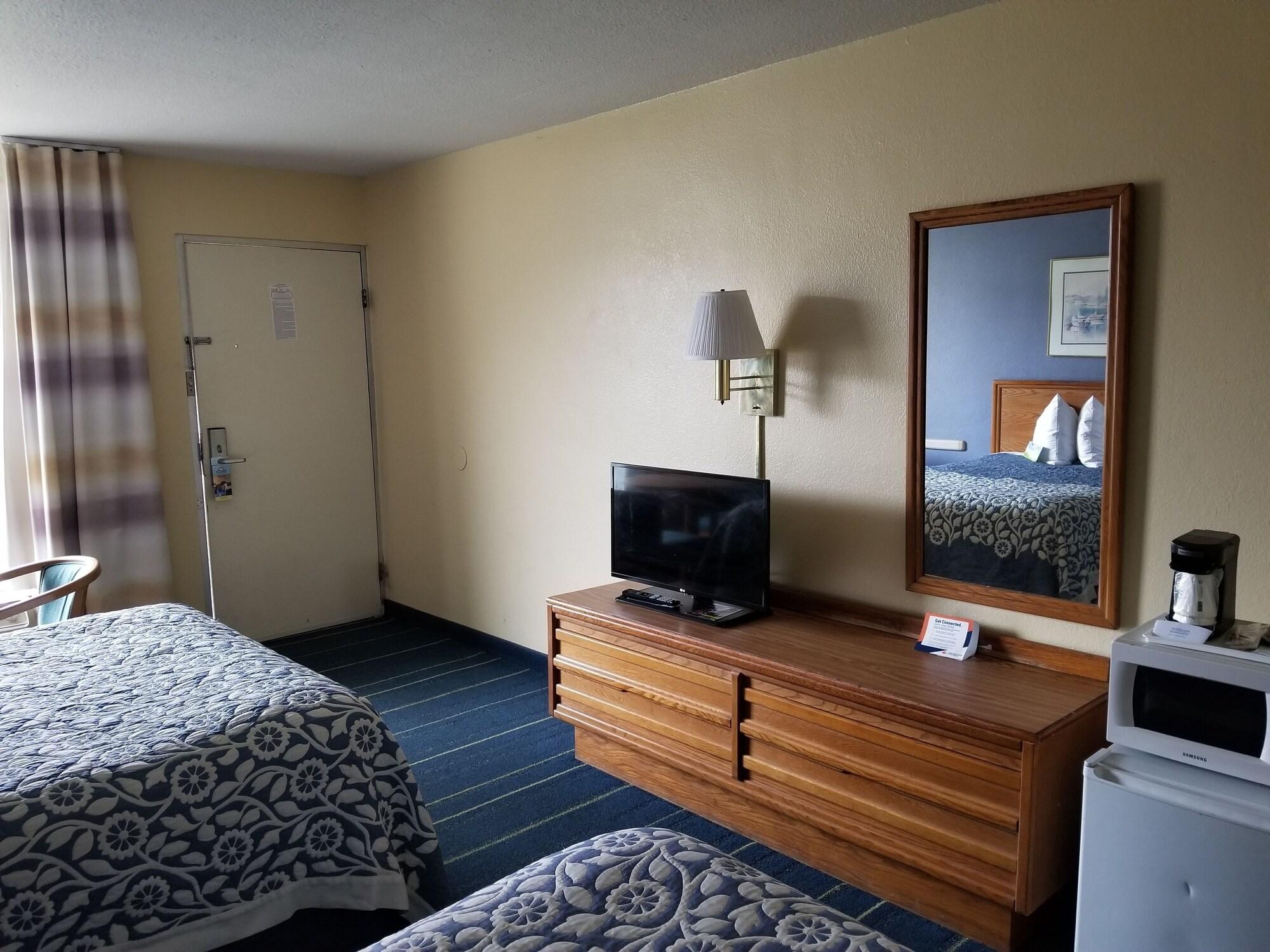 Days Inn By Wyndham South Hill Bagian luar foto