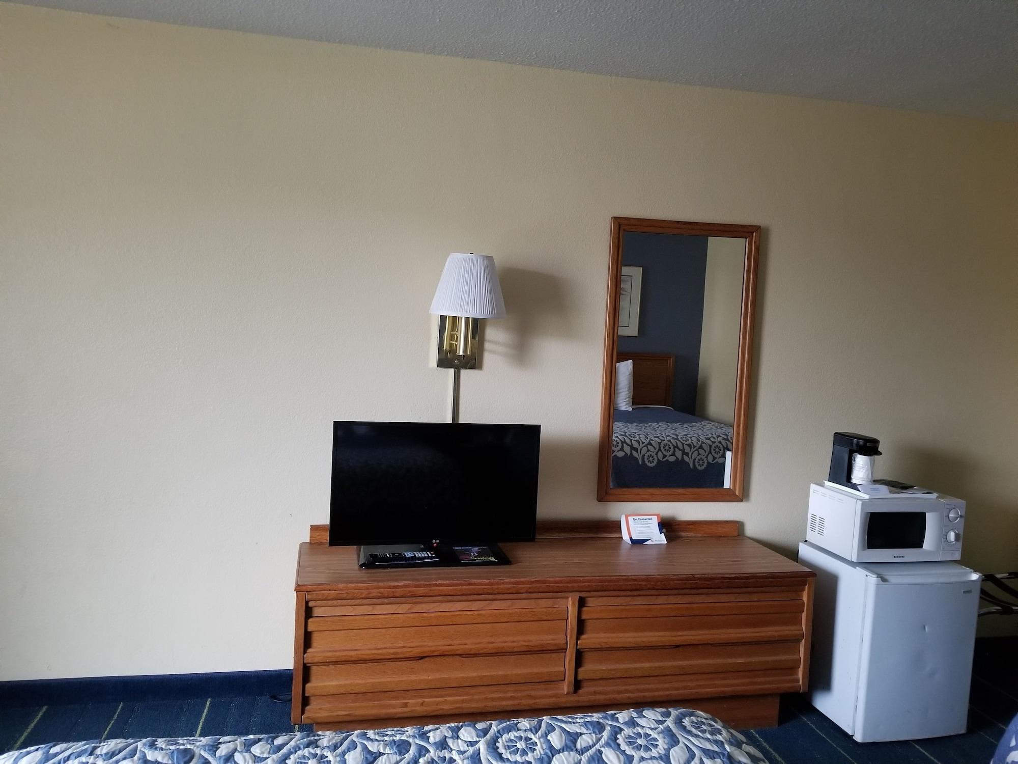Days Inn By Wyndham South Hill Bagian luar foto