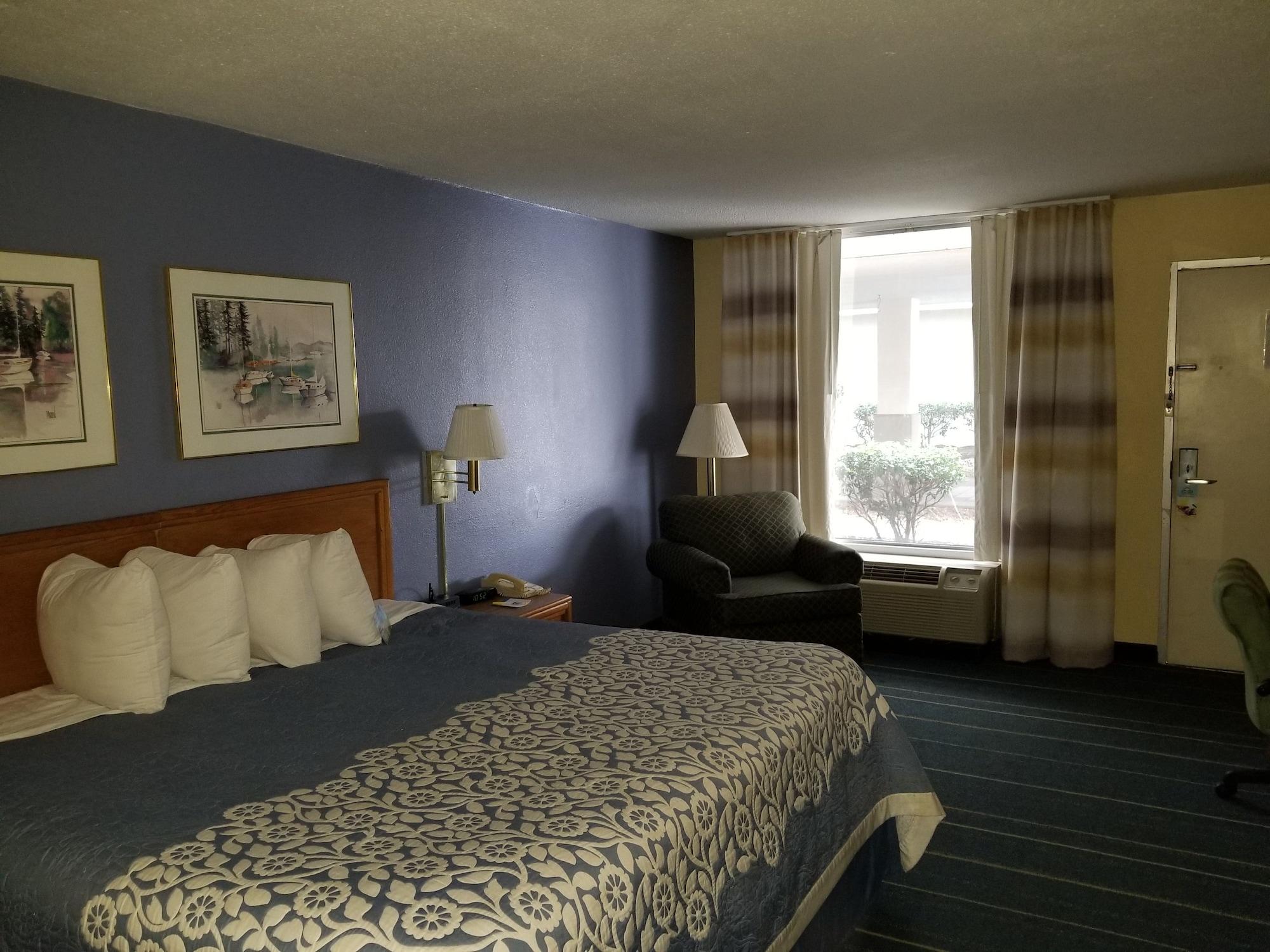Days Inn By Wyndham South Hill Bagian luar foto