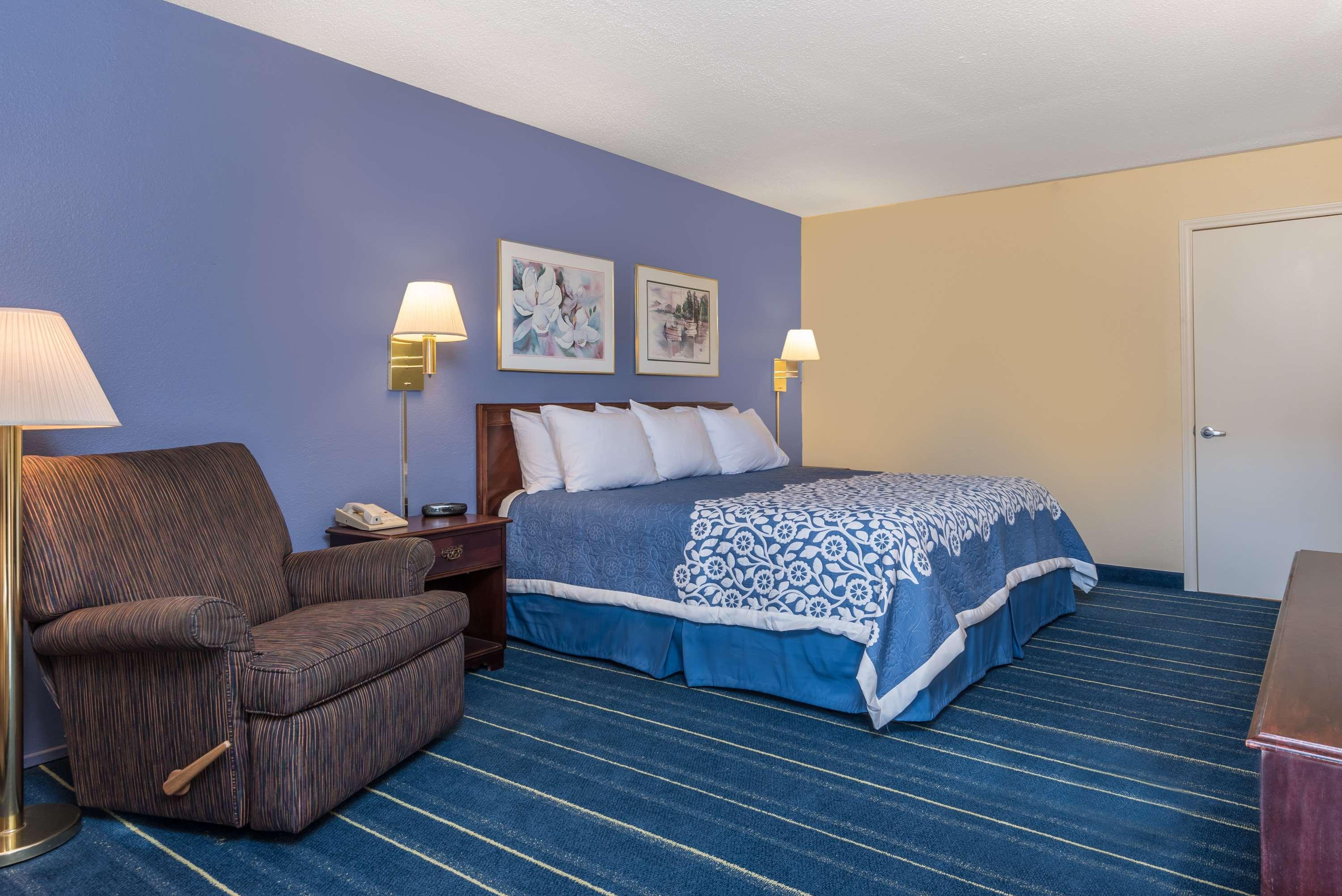 Days Inn By Wyndham South Hill Bagian luar foto