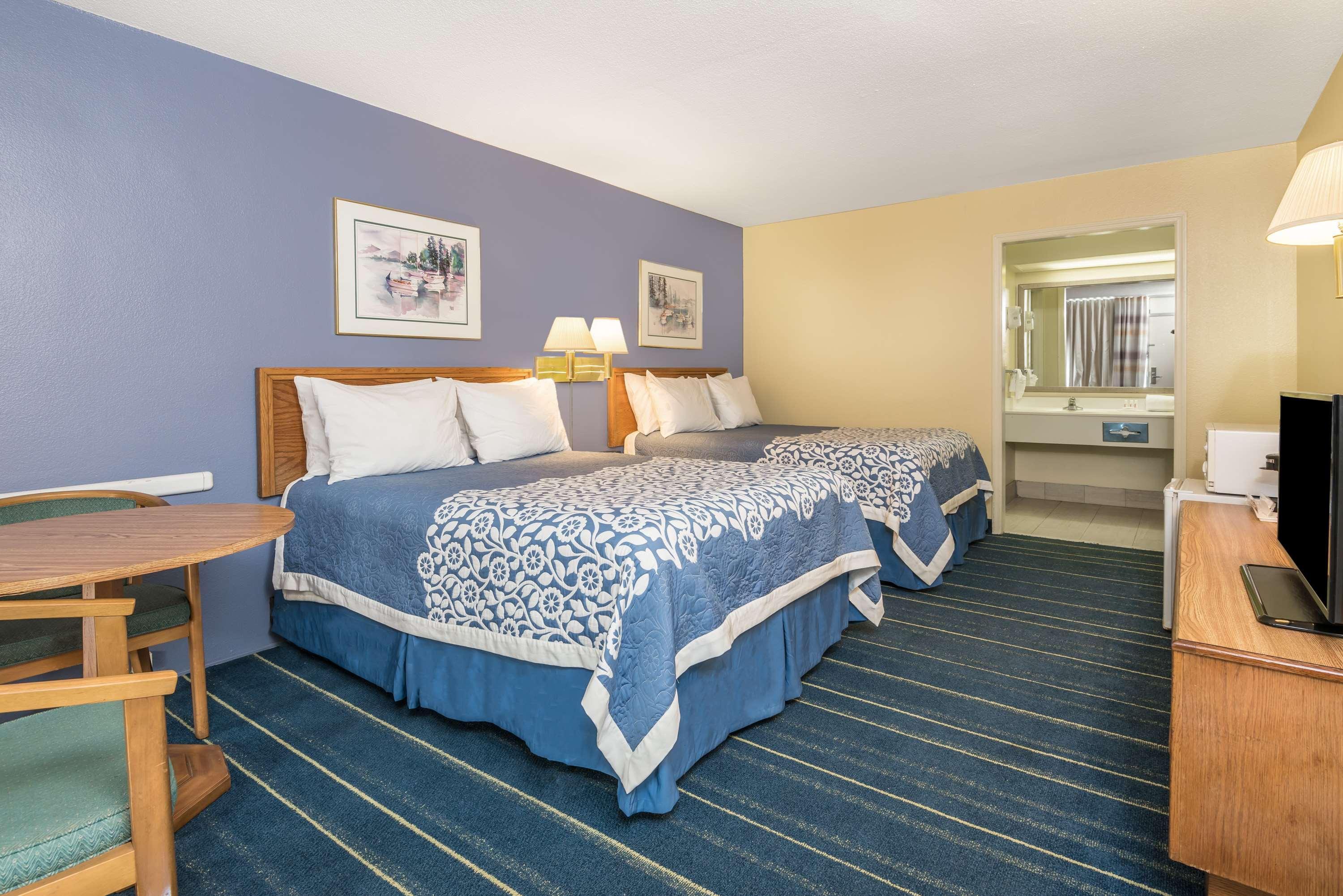 Days Inn By Wyndham South Hill Bagian luar foto