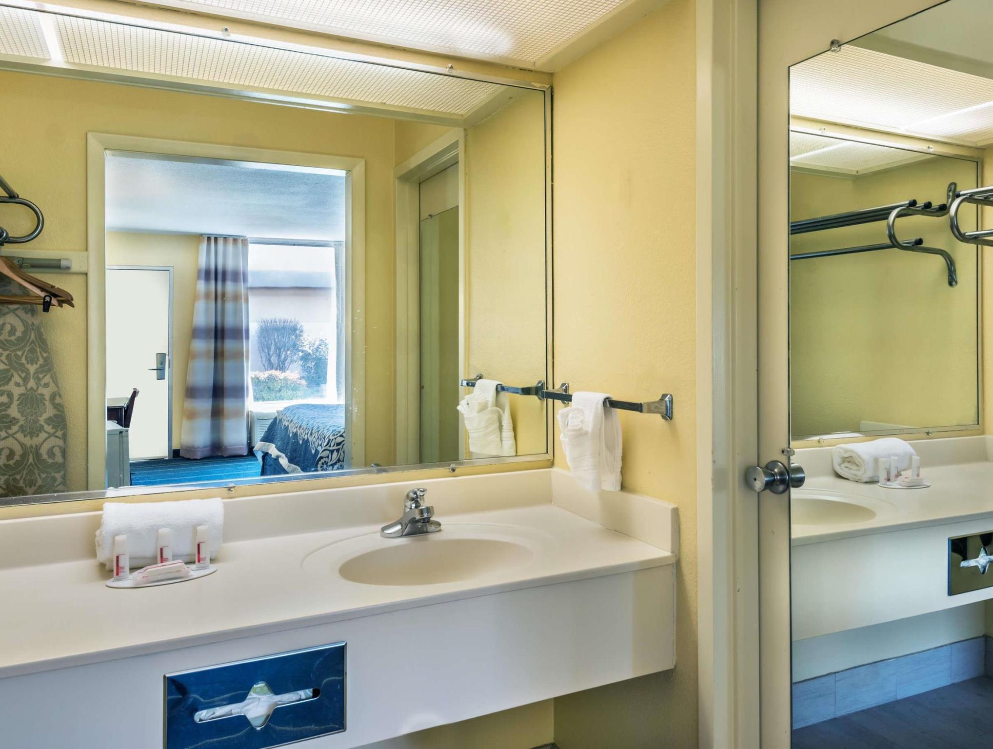 Days Inn By Wyndham South Hill Bagian luar foto