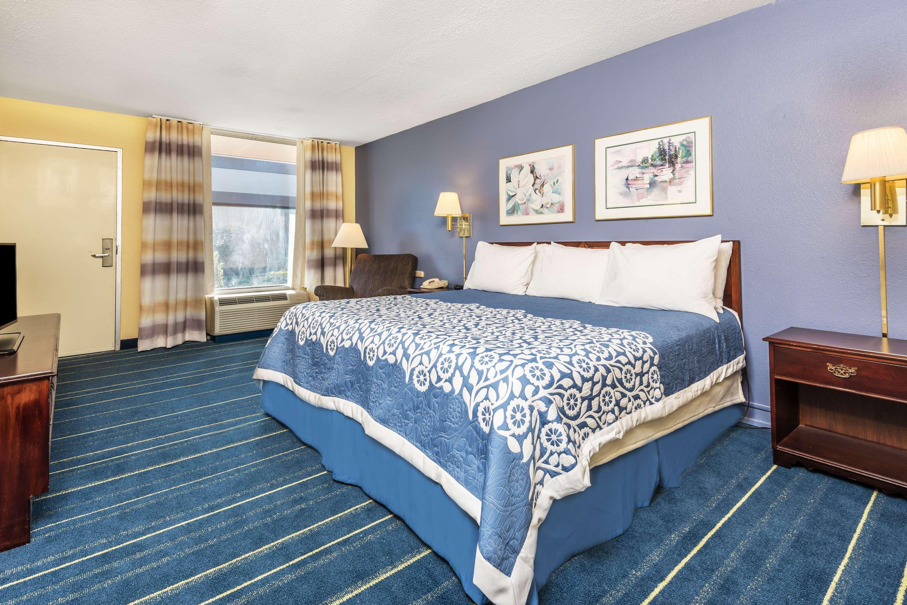 Days Inn By Wyndham South Hill Bagian luar foto