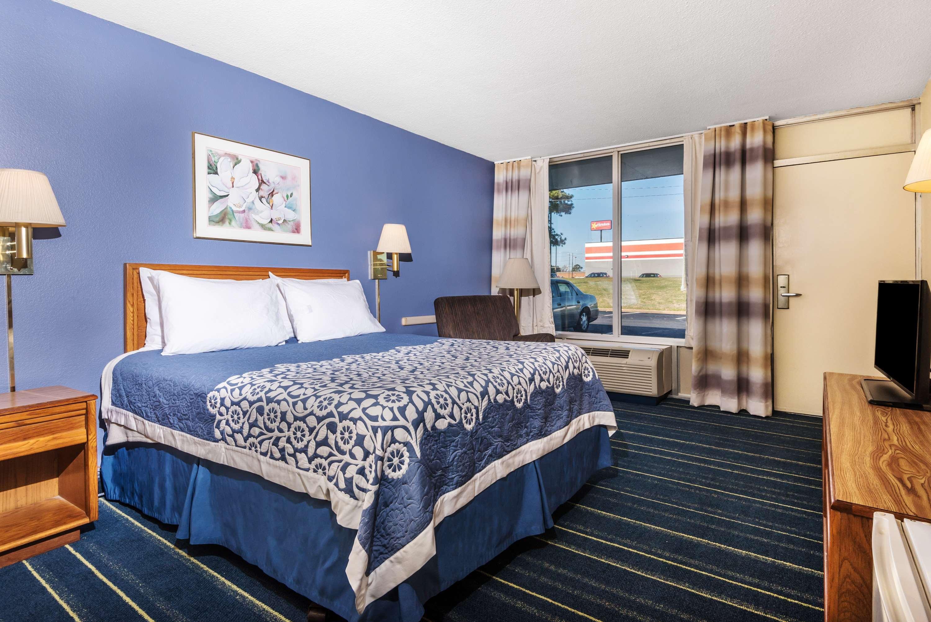 Days Inn By Wyndham South Hill Bagian luar foto