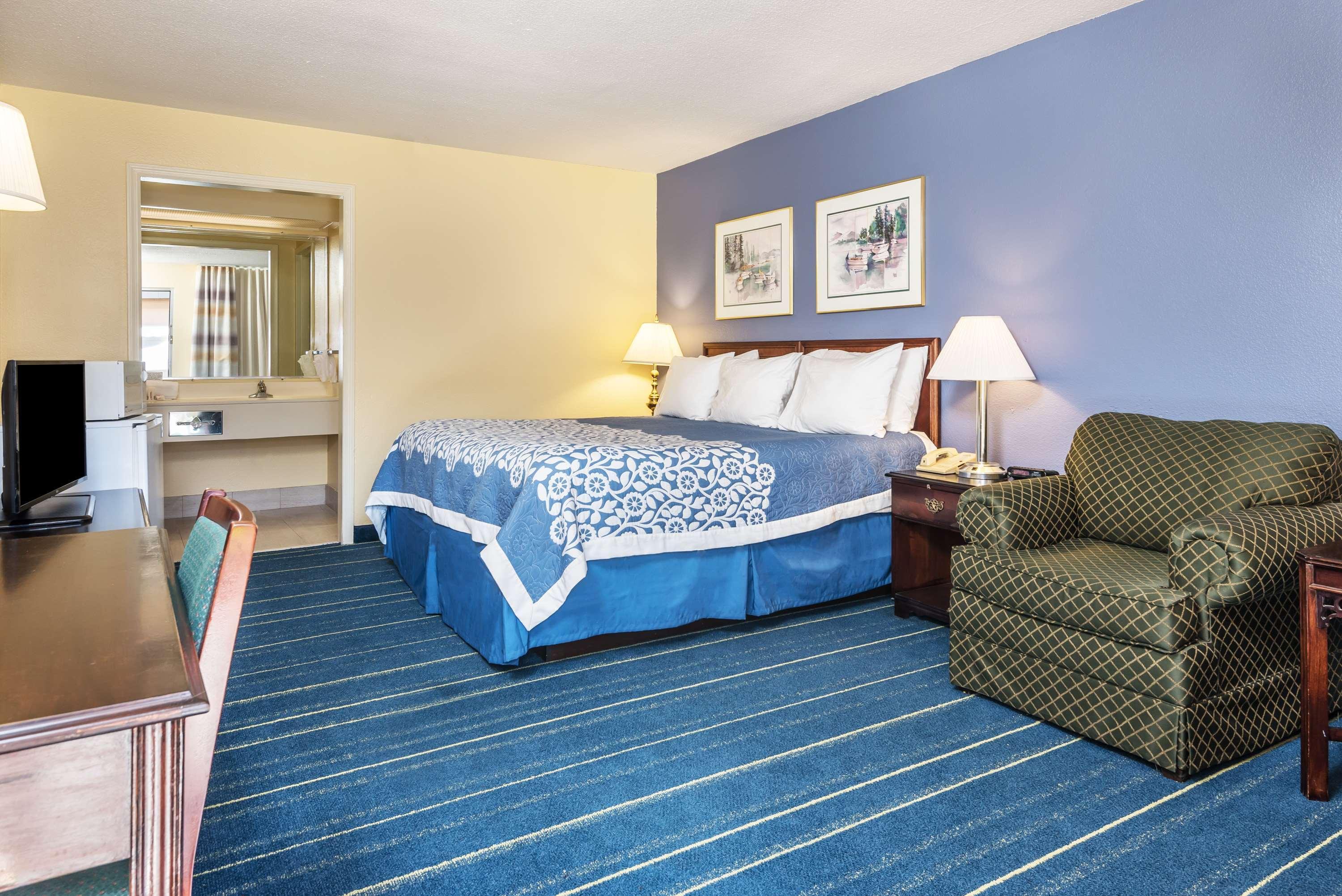 Days Inn By Wyndham South Hill Bagian luar foto