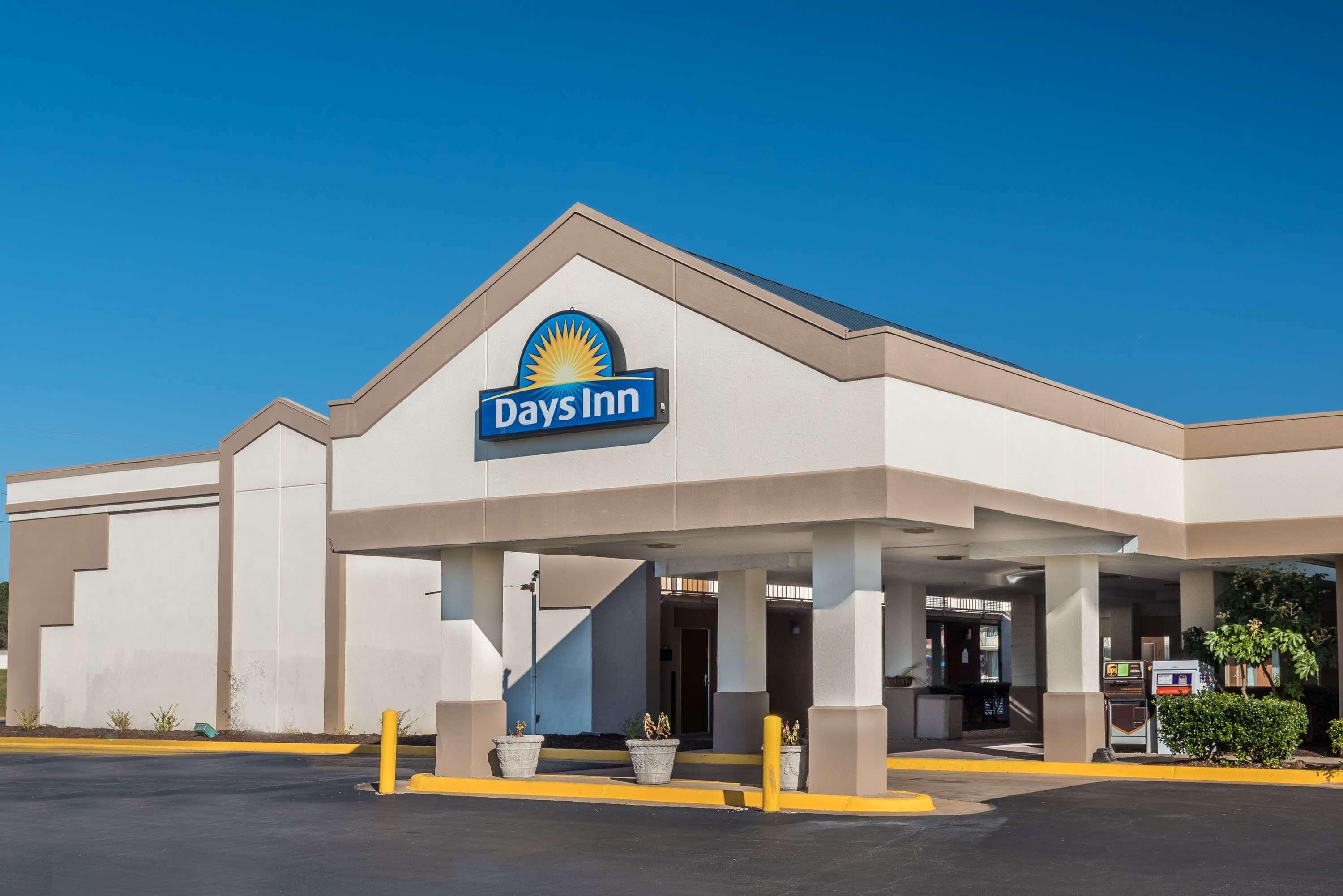 Days Inn By Wyndham South Hill Bagian luar foto