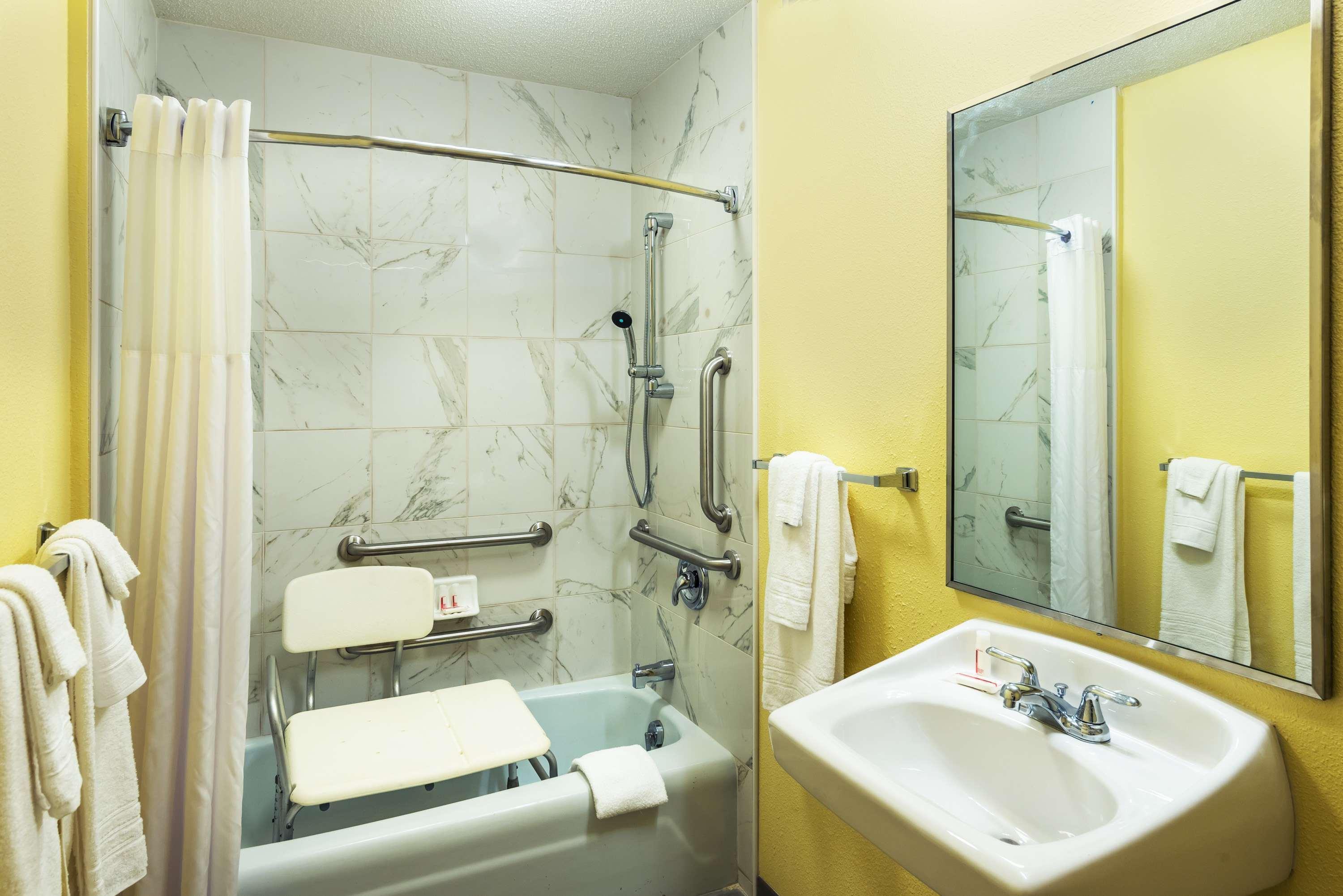 Days Inn By Wyndham South Hill Bagian luar foto