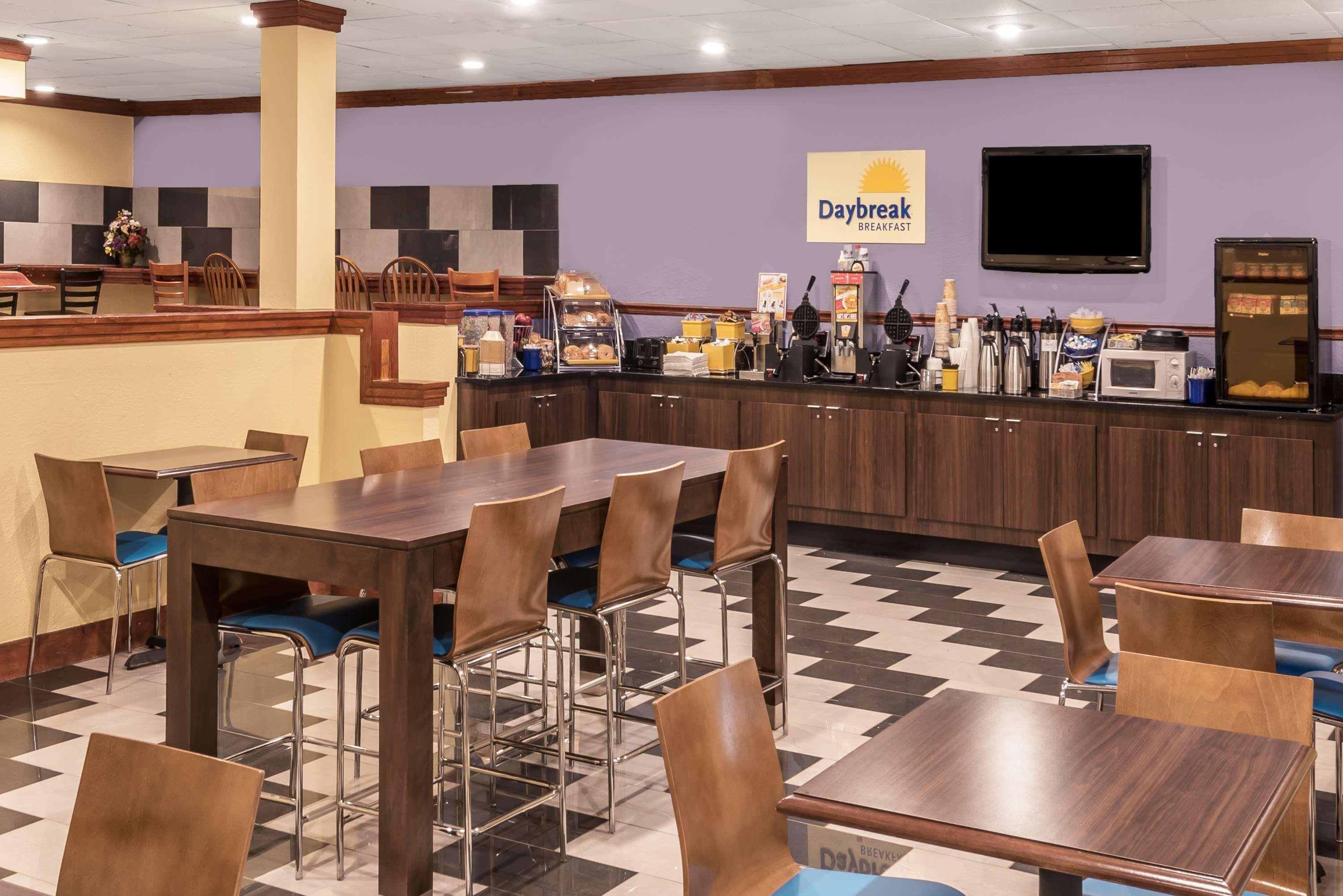 Days Inn By Wyndham South Hill Bagian luar foto
