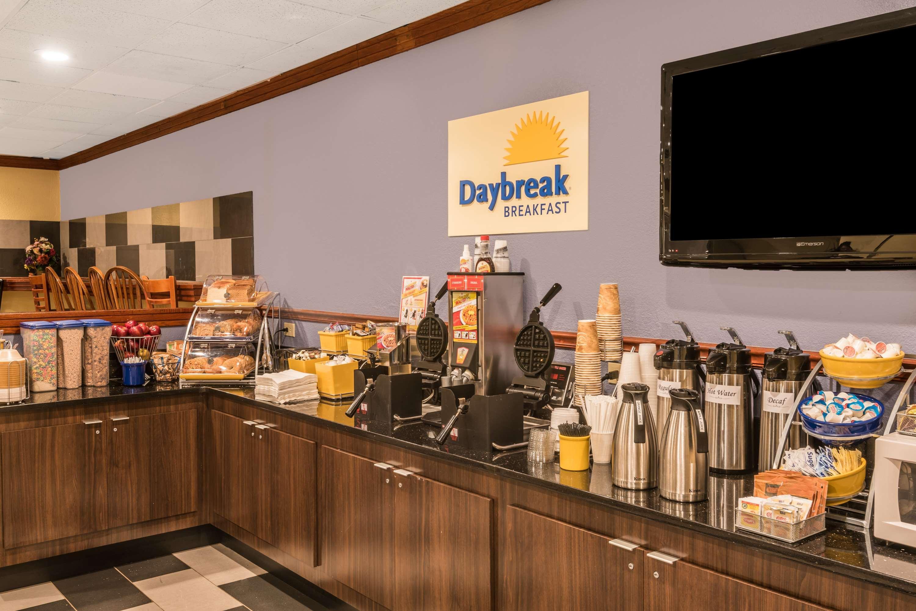 Days Inn By Wyndham South Hill Bagian luar foto
