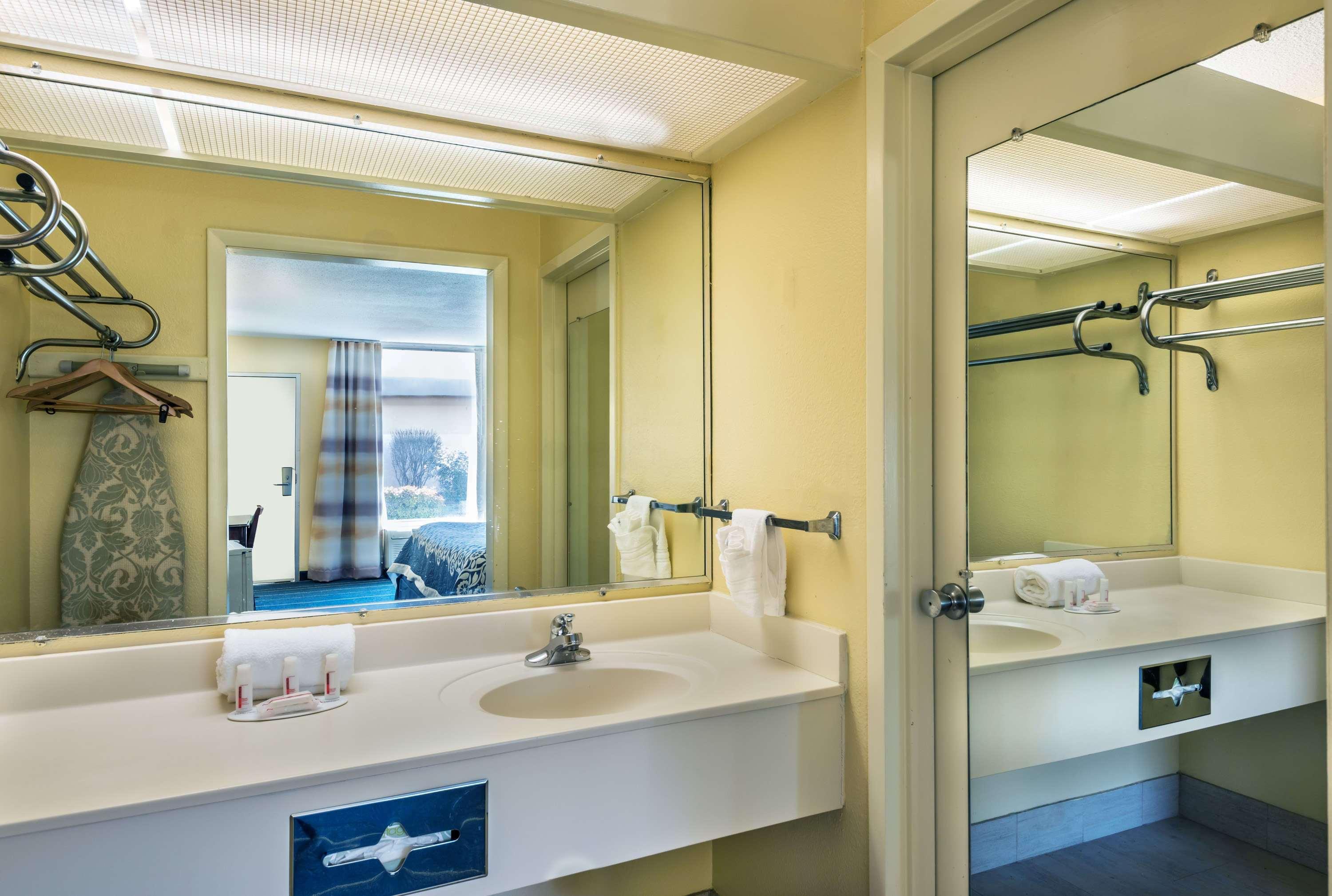 Days Inn By Wyndham South Hill Bagian luar foto