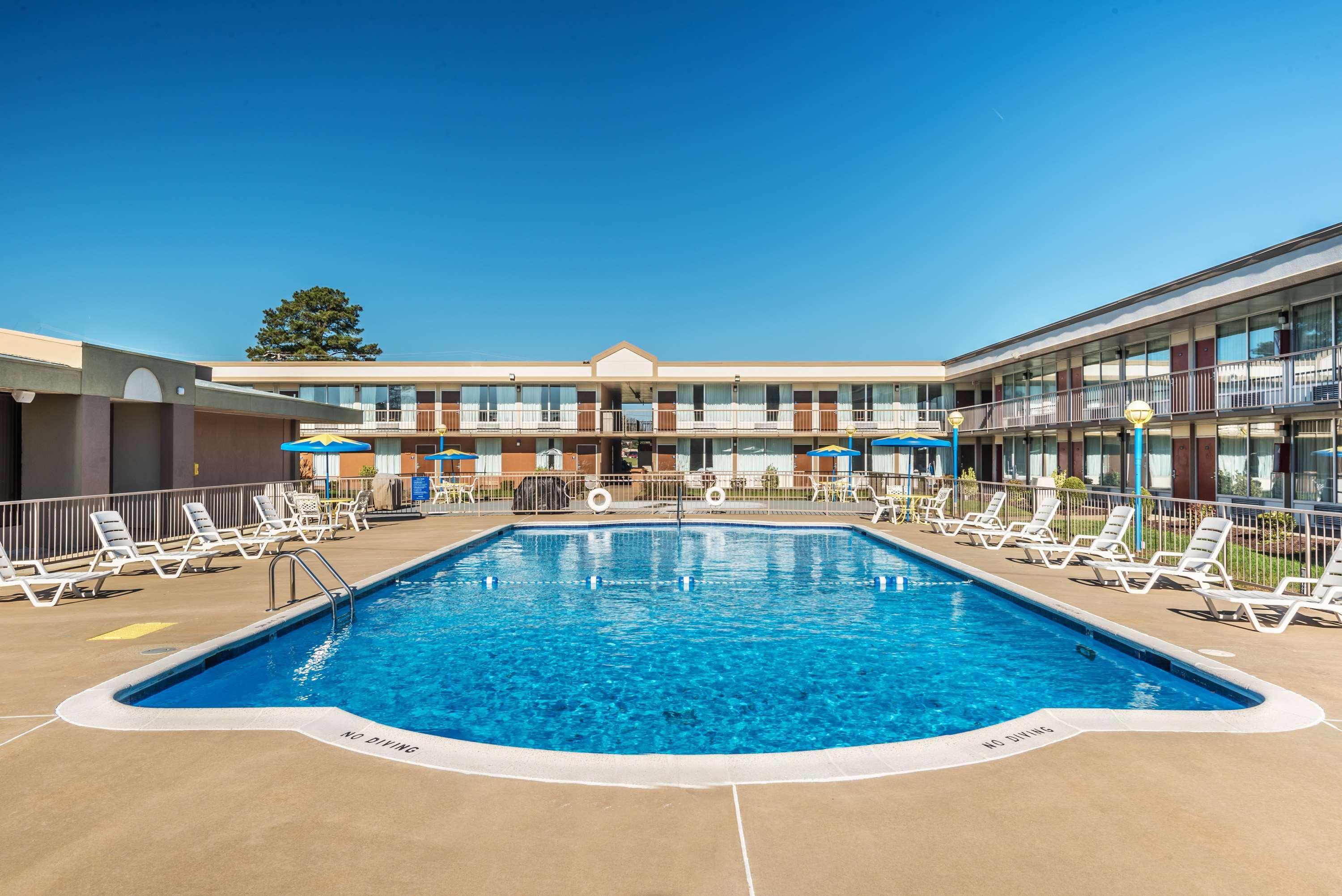 Days Inn By Wyndham South Hill Bagian luar foto