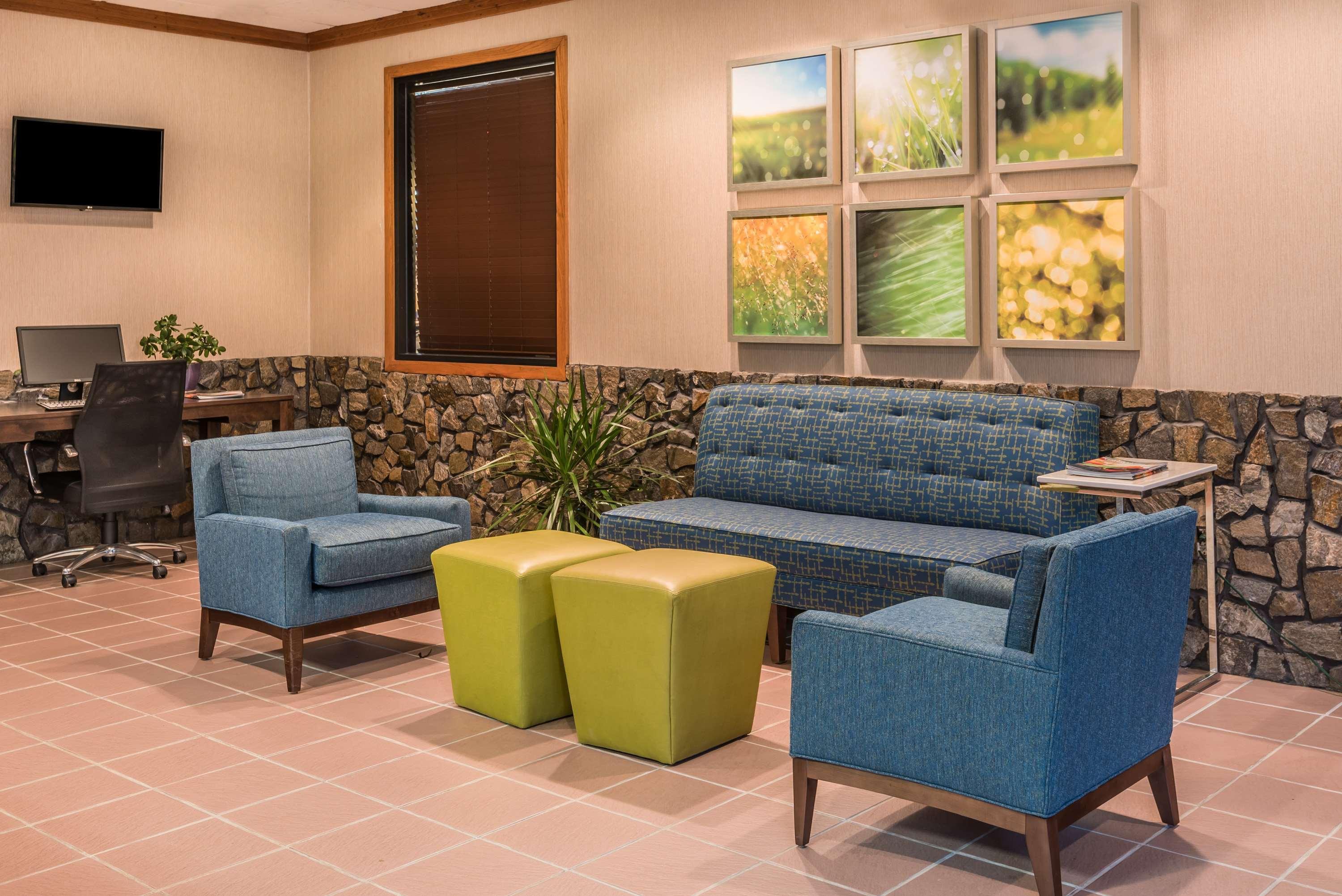 Days Inn By Wyndham South Hill Bagian luar foto